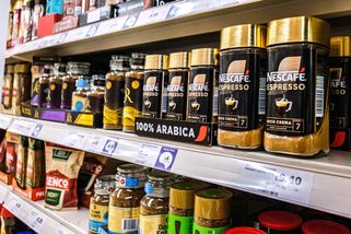 Nejhorší rozpustná káva ze supermarketu: je levná, a tak ji Češi pořád kupují, ale netuší, jak hrozné má složení