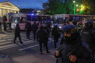 „Ale co už, zastřílíme si.“ Autobusy začínají svážet mobilizované Rusy - Novinky