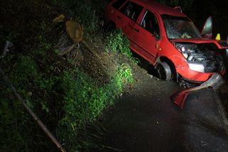 Opilý mladík ve škodovce prorazil betonová svodidla. Mladý spolujezdec zemřel - Novinky