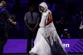 Příští soupeřka Siniakové předvedla při nástupu další ze svých extravagantních modelů - Sport.cz
