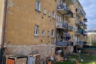 Jakmile přijdou sociální dávky, tak je tady bordel, říká majitel bytu ve vyloučené ústecké lokalitě - Novinky