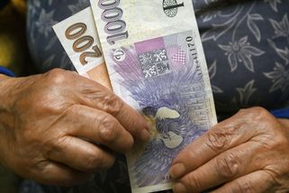 Ženy mají o 2500 Kč nižší důchody než muži - Novinky