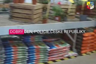Podvodníci zmanipulovali oběť tak, že nevěřila ani skutečným policistům