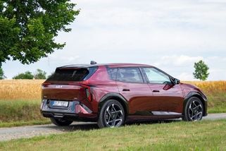 Opravdu ty elektromobily nechcete? Kia EV4 nabízí slovenské kořeny a délku Scaly, ale také vnitřní prostor a pohodlí Superbu - Autobible.cz - Předjedeme vaše představy!