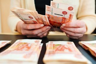 Bloomberg: Rusové už mimo bankovní systém drží kvůli válce přes 20 bilionů rublů - Seznam Zprávy