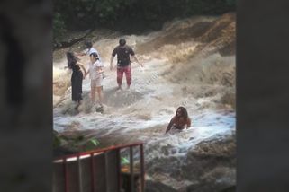 Voda udeřila z ničeho nic. Blesková povodeň smetla turisty při focení | Extrémní počasí