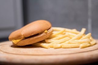 Na cheeseburger už pár drobných nestačí. Fastfood zrychlil i v cenách - Seznam Zprávy