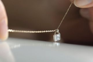 Kam na dovolené uložit šperky? Noste je, nebo schovejte tam, kam se nikdo nedívá