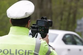 Policisté smí měřit rychlost schovaní v křoví. Jejich chyba ale může řidiče zachránit
