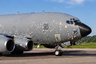 Video: Americký gigant KC-135 přiletěl celý posetý stopami po zásahu