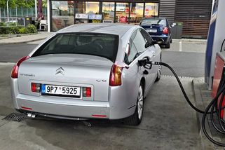 Nafta v Česku zdražila nejvíc v EU, průměrně tankujeme už za 45 Kč. Ceny už zajímají i ÚOHS