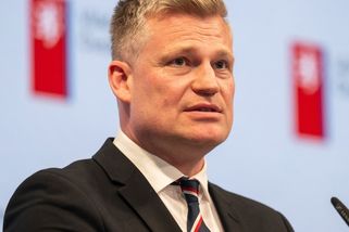 Turek před bouračkou předjížděl kolonu odbočovacím pruhem. Opozice volá po jeho rezignaci