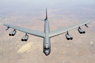koktejl | Předpotopní bombardér B-52 létá už 70 let. Proč znovu udeřil i na Írán