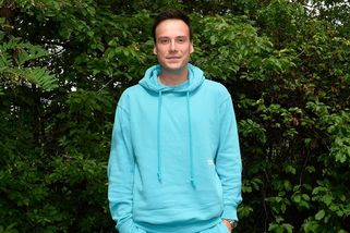 Ráno přišel do práce a za pár minut odešel s výpovědí v ruce. Televize Nova dala padáka oblíbenému moderátorovi - VIPshow