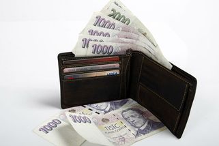 Obchody neberou karty, stěžuje si stále víc Čechů - Novinky