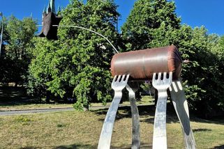Nejdřív rudé prase líbající muže, teď párková žirafa. Sochy v Klatovech opět budí rozruch - Novinky