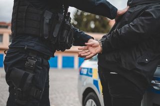 Mladý muž se na polní cestě pokusil surově znásilnit čtyřiašedesátiletou ženu