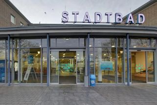 Bazén se v poledne musí zavírat kvůli agresivním migrantským gangům - Echo24.cz