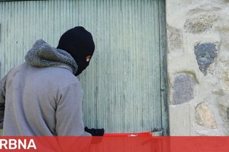 Pohodový zloděj si v chatě uspořádal hostinu. Vyjedl spíž, zatopil si, vypil jedenáct piv a vychutnal si doutník