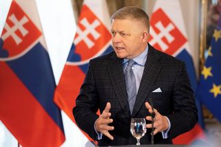 Fico chce 9. května opět letět do Moskvy. Ne přes nás, vzkázaly pobaltské státy - Seznam Zprávy