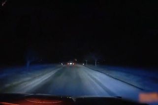 Pomalu, nestojí to za to. Musíme se vrátit domů, mírnil policista kolegu při honičce na sněhu - Novinky