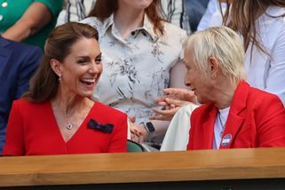 Rozesmátá Kate v červeném na finále "českého Wimbledonu": Sladila se s Martinou Navrátilovou, která ji skvěle bavila - Super.cz