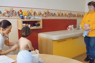 Medici si vyzkoušejí práci venkovského lékaře. Na Karlovarsku dostanou za den praxe tisícovku - Novinky