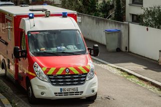 Otec při pojíždění v kempu ve Francii přejel a usmrtil svou 18měsíční dceru - Novinky
