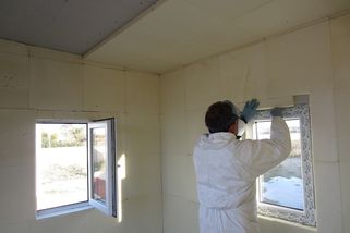 Nová okna a do roka černá plíseň. Diletantská chyba, kterou vám řemeslníci zatají