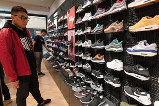 Nike v Číně dál padá. Konkuruje jí i firma s povědomým basketbalistou ve znaku - Seznam Zprávy