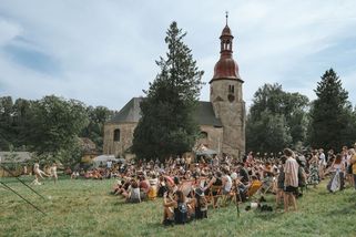 Chátrající kostel u polských hranic zachraňují nadšenci festivalem - Novinky