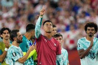 MS fotbal | Ronaldo dal gól, pak se divil střídání. Po postupu oblékl dres zesnulého Joty - Sport.cz