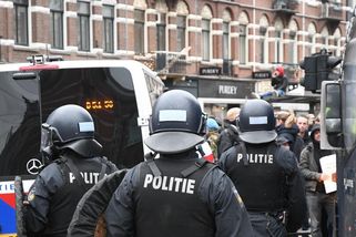 Zcela nevídaná úroveň násilí. Poklidnou zemi šokovala střelba ze samopalů na policii
