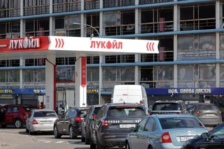 Fronty u pump v Rusku jsou vidět i z družic. Lidé se o palivo perou, popsal krizi analytik