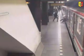 Žena po srážce s mladíkem spadla mezi vagony pod metro, zachránili ji cestující. Policie zveřejnila video - Novinky
