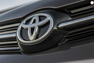 Nové auto na tři roky a bez starostí? Toyota v Česku zlevňuje hned několik modelů