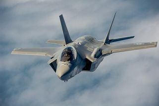 “Nákup F-35 byla drahá chyba.” V Německu a Švýcars...