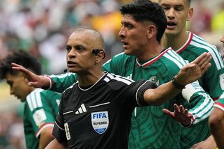 MS fotbal | Sudí chtěl vysvětlit červenou, místo toho přišla jazyková katastrofa. Afričané jen nevěřícně zírali - Sport.cz