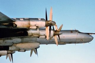 Rusové testovali obranu Aljašky dvěma letouny Tu-142. Vzlétly proti nim F-22, F-35 i kanadské CF-18 najednou
