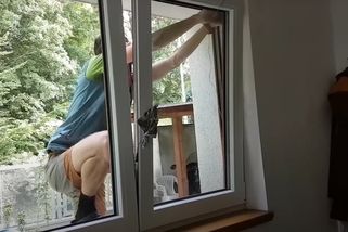 Jak se dostat do zamčeného bytu bez zámečníka: Rulička od toaletního papíru a provázek ušetří 4 000 Kč za službu. Tenhle grif by měl znát každý (VIDEO)