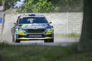 Hrozivý let přes střechu! Český pilot po něm překvapil fanoušky, další auto mířilo do porostu - Sport.cz