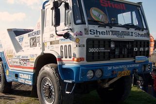 Na Dakaru kamion předjel Vatanenův Peugeot 405 ve 200 km/h. DAF měl dva motory a šest turbodmychadel - Médium.cz