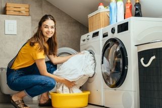 Je praní na 40 °C zlatá střední cesta? Omyl! Ničí oblečení a má velkou spotřebu