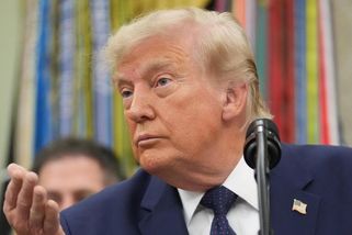 "Řešení války je blíž, než si lidé myslí," řekl Trump. Mluvil s Putinem, prý je pod tlakem