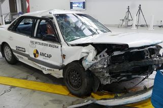 Jezdíte starým autem? Brutální nárazový test 30letého vozu ukazuje, že bourat v něm vážně nechcete - Garáž.cz