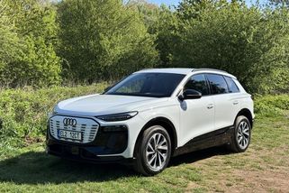 Zkusil jet elektromobilem 200 km/h. Na plnou baterii by dal jen 168 kilometrů