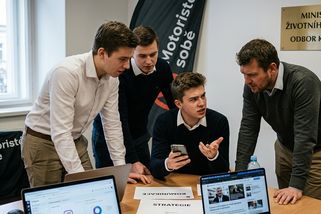 Motoristé narazili na dno a našli tam Adama Šejnu, který chce bílou Evropu - Médium.cz