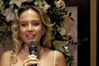 Tereza Ramba si užívá, jak je o ni ve Varech pečováno. Normálně prý takhle nevypadá