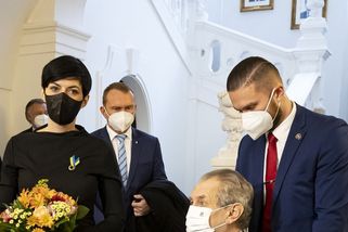 Pekarová, Vystrčil a Rychetský nebudou na udílení vyznamenání - Novinky