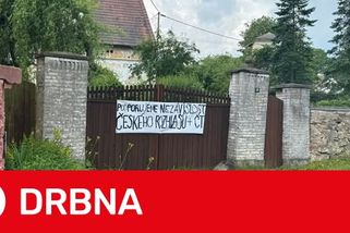 Poslanec z ANO tepe souseda za jeho názor, který vyvěsil na plachtě na svých vratech
